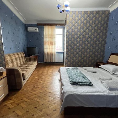 Twins Guest House Батуми Екстериор снимка