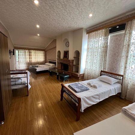 Twins Guest House Батуми Екстериор снимка