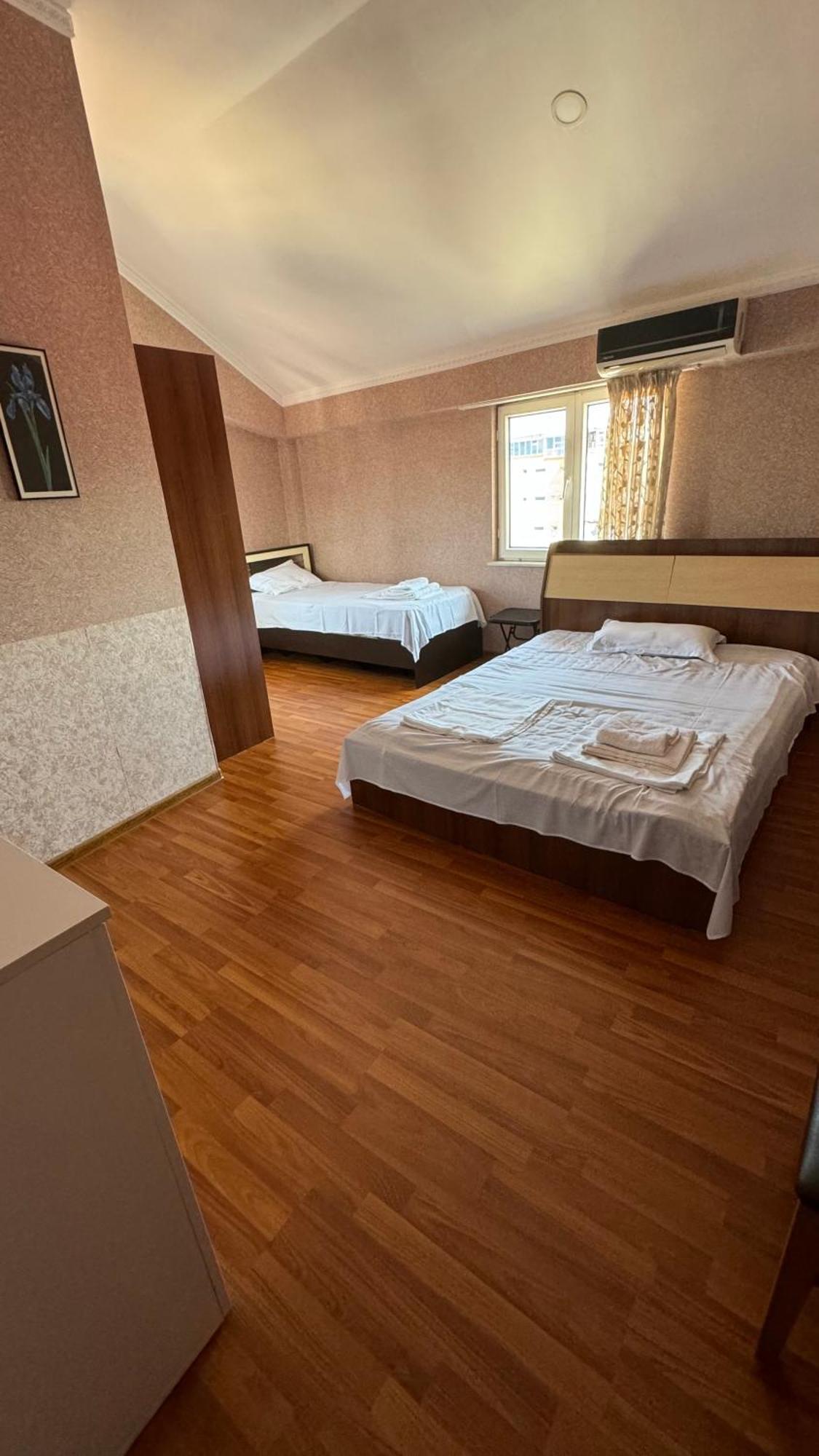 Twins Guest House Батуми Екстериор снимка
